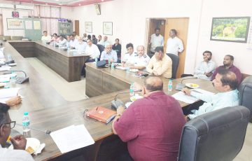 महानगरपालिके अंतर्गत प्रश्नांवर संबंधित अधिकाऱ्यांसह चर्चा