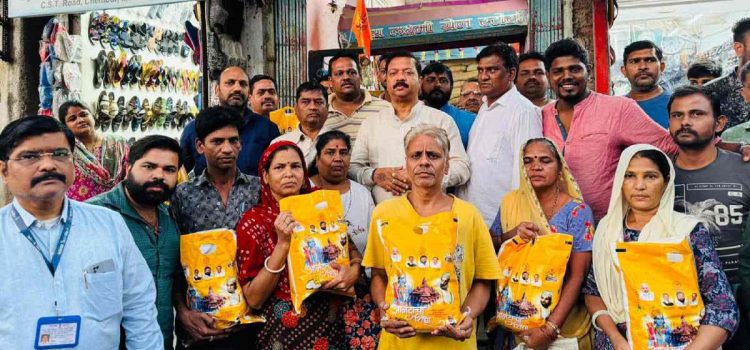 ठक्कर बाप्पा येथील रेशन दुकानात आनंदाचा शिधावाटप