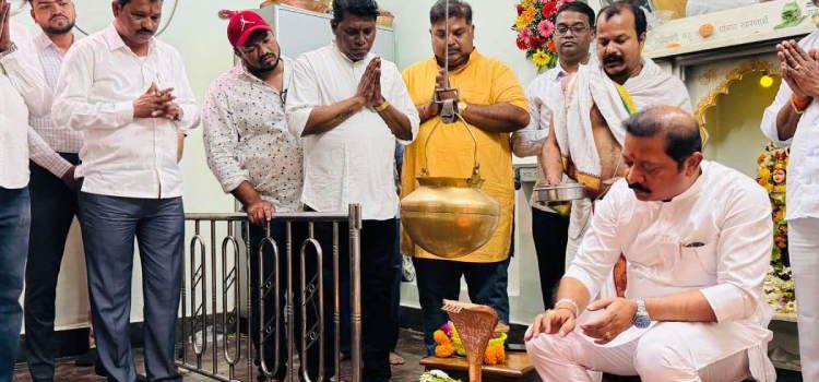 महाशिवरात्रीनिमित्त महादेवाच्या पिंडीवर बेल पुष्प वाहून घेतले आशीर्वाद