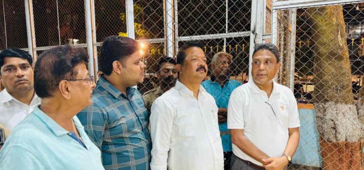 कुर्ला विधानसभेच्या शिवसृष्टी येथील वीर सावरकर उद्यानात तयार केलेल्या टर्फमध्ये शिवसृष्टी क्रीडा महोत्सवाला उपस्थिती