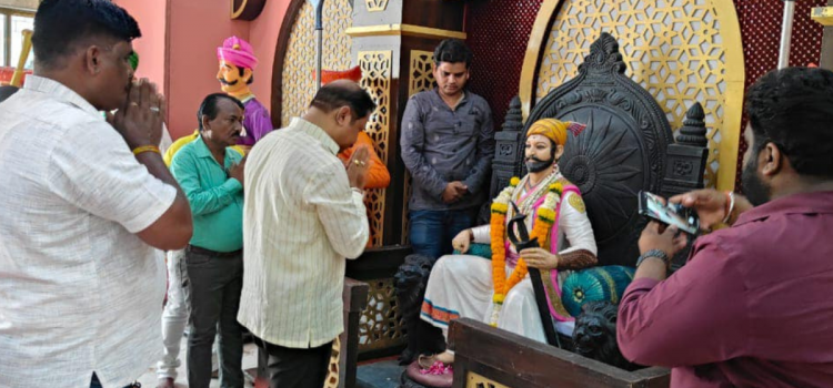 ३५१ व्या शिवराज्याभिषेक दिनाचे औचित्य साधतं आज शिवराज्याभिषेक दिन विशेष कीर्तन आणि इतिहासकालीन शस्त्रांचे प्रदर्शन आयोजित करण्यात आले आहे
